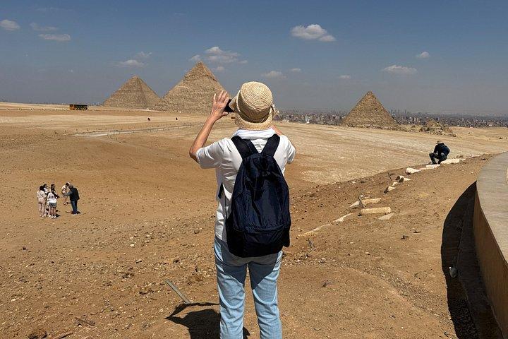 ハルガダからカイロのピラミッドとGEM博物館へのプライベート日帰りツアー