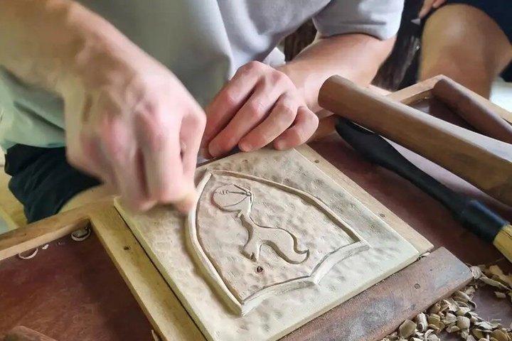Experimente a oficina de escultura de madeira de Hoi An com artesãos locais