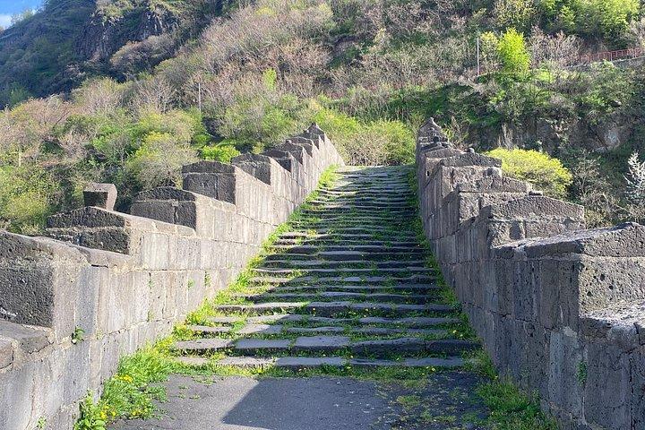 トビリシ発アルメニア日帰りツアー|ハグパット、サナヒン&アフタラ観光