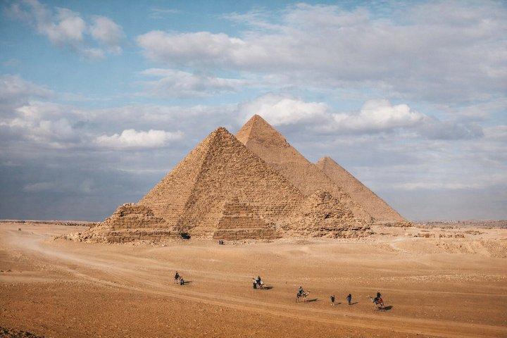 Excursión de un día a GEM y las pirámides de Guiza en autobús desde Sharm El Sheikh
