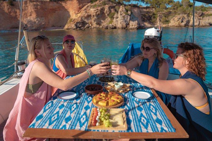Private sailing with Paella and Tapas in Palma
