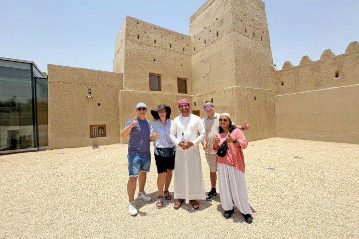 Tour della città di Al Ain: mercato dei cammelli, oasi e forti
