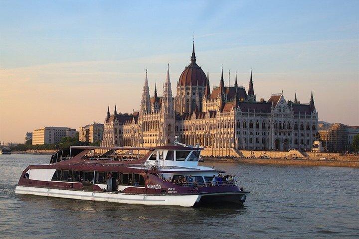 Budapest: Margaret Island Loop Cruise with a Drink