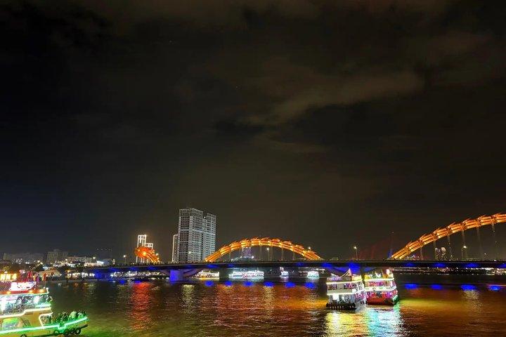 Ervaar Da Nang Han River Night Boottocht met Show Weekend