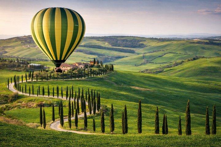 Montgolfière au-dessus des collines de Pienza, Montalcino et Val D'Orcia