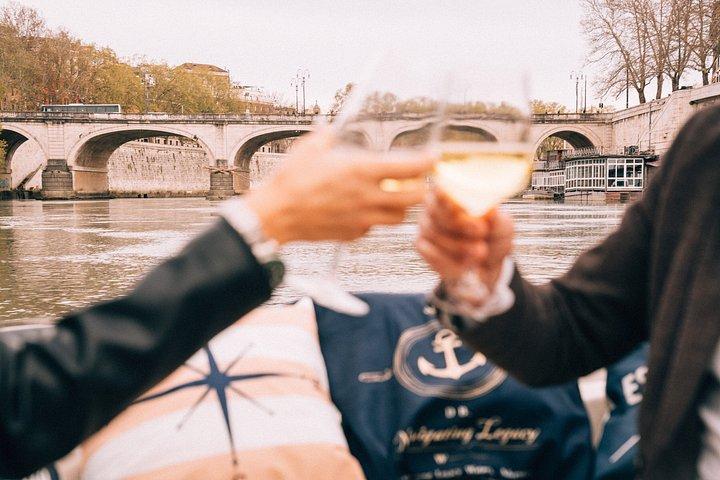 ローマ中心部の食前酒付きプライベートティバーボートクルーズ