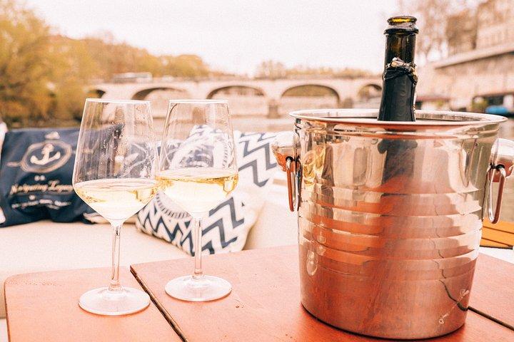 ローマ中心部の食前酒付きプライベートティバーボートクルーズ