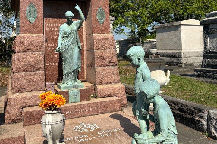 Save Our Cemeteriesによる歴史的メタリー墓地ウォーキングツアー