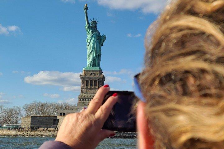 NYC自由の女神とサンタクロースのホリデークルーズ