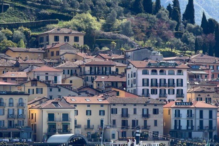 Excursión compartida en barco de 4 horas con desembarque en Bellagio y Varenna.