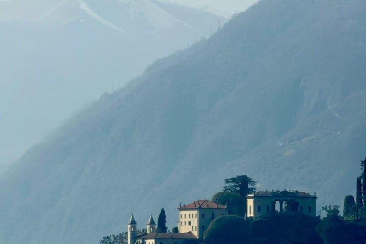Excursión compartida en barco de 4 horas con desembarque en Bellagio y Varenna.