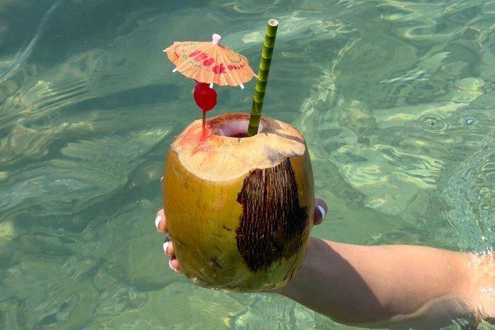 Adult Party Boat til Mangata Beach Club og Cholon 22 personer