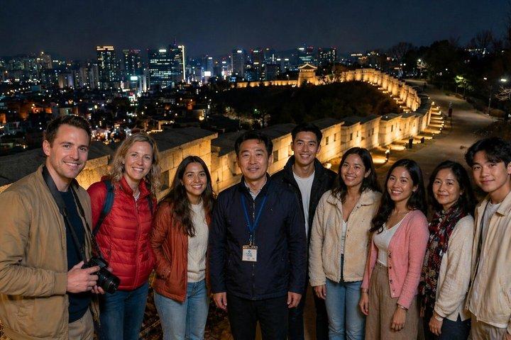 Tour a piedi di Seoul Naksan Vista notturna e villaggio murale della città