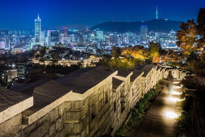 Seul Walking Tour Naksan Vista Noturna e Mural da Cidade