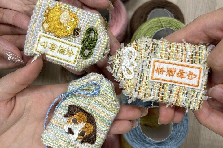 Haz amuletos de la suerte Japoneses para tus mascotas y familia en Asakusa