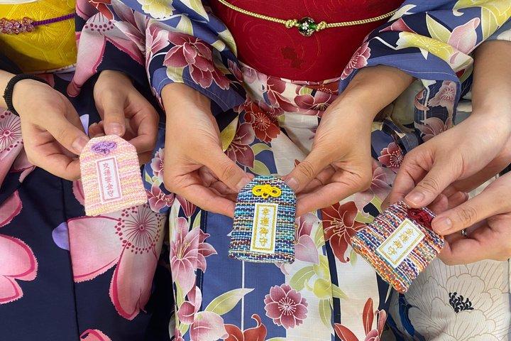 浅草でペットや家族に日本語のお守りを