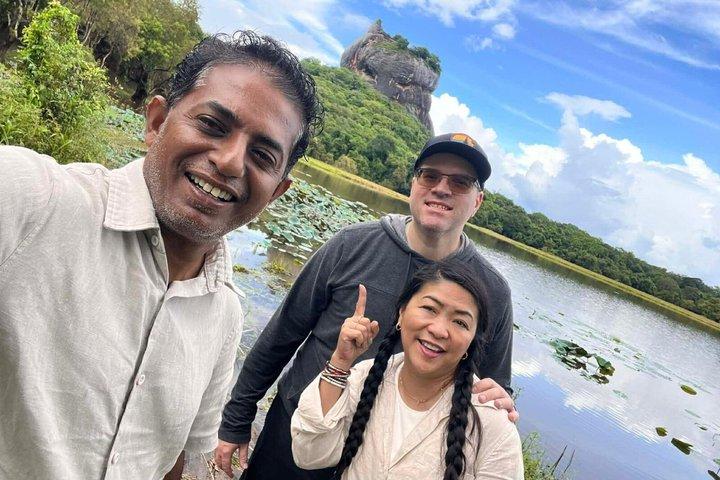 シギリヤ洞窟と国立公園サファリツアープライベート日帰り