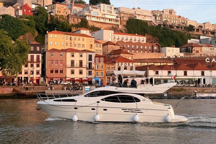 Port : Luxury Yacht Cruise with wine, snacks & 7 bridges