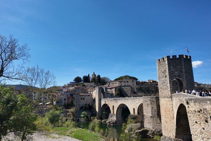 ベサルーと 3 つの中世の町の小グループ ツアー (ホテルへのお迎え付き)