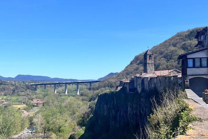 ベサルーと 3 つの中世の町の小グループ ツアー (ホテルへのお迎え付き)