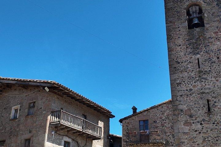 ベサルーと 3 つの中世の町の小グループ ツアー (ホテルへのお迎え付き)