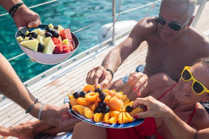 Milos e Polyaigos Cruzeiro de Barco com Almoço e Bebidas