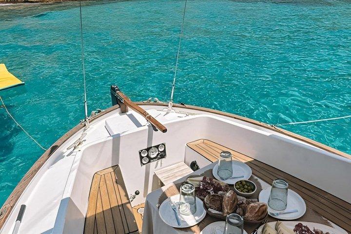 Chartern Sie ein Llaut-Boot in der Bucht von Palma de Mallorca