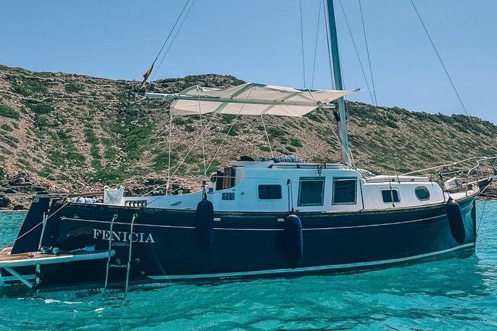 Chartern Sie ein Llaut-Boot in der Bucht von Palma de Mallorca