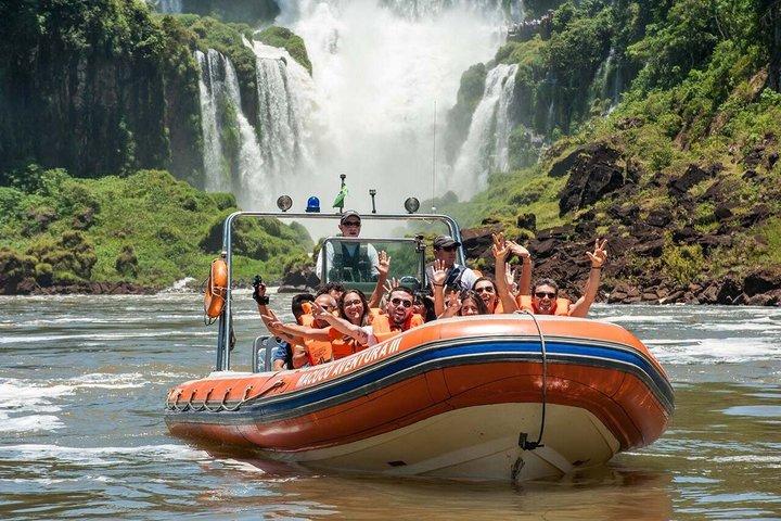 ボートアドベンチャーで行くイグアスの滝ブラジルとアルゼンチン
