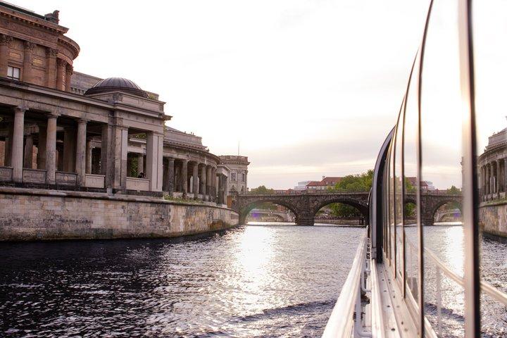 Berlin Capital 4-Course Sunset Dinner Cruise Including Drinks