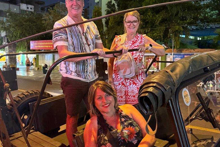 Odissea del cibo di strada di Saigon: jeep o moto d'epoca di notte