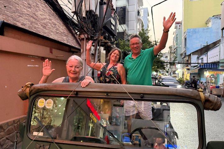 Saigon Street Food Odyssey : Vintage Jeep oder Motorrad bei Nacht