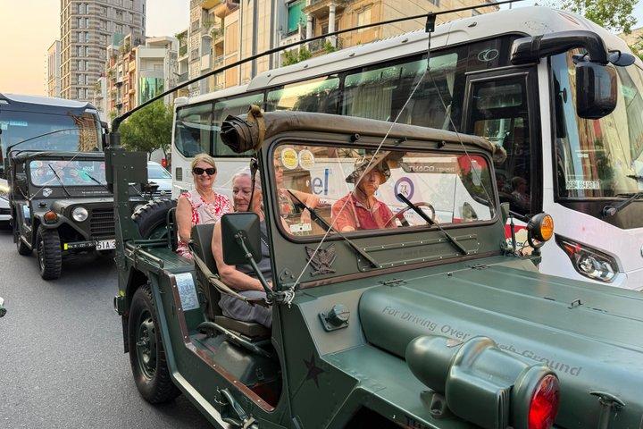 Odissea del cibo di strada di Saigon: jeep o moto d'epoca di notte