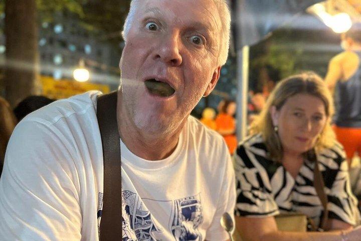 Odissea del cibo di strada di Saigon: jeep o moto d'epoca di notte