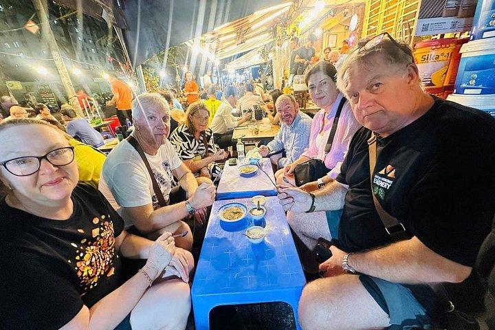 サイゴン屋台ストリートフードツアー：夜のUS軍ジープかスクーターか
