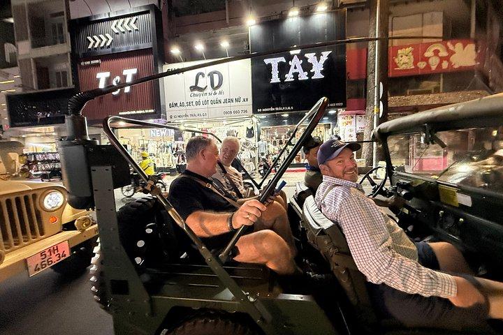 サイゴン屋台ストリートフードツアー：夜のUS軍ジープかスクーターか