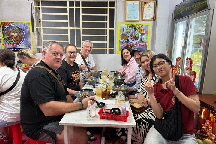 サイゴン屋台ストリートフードツアー：夜のUS軍ジープかスクーターか