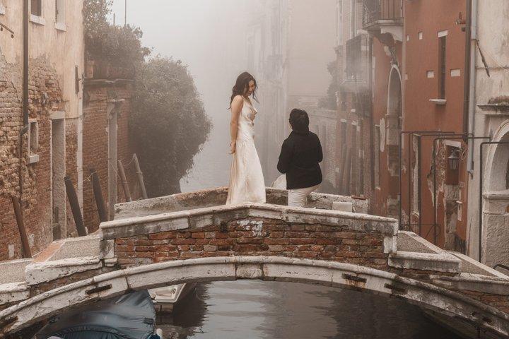 Fotografia de compromisso e casamento com um profissional local