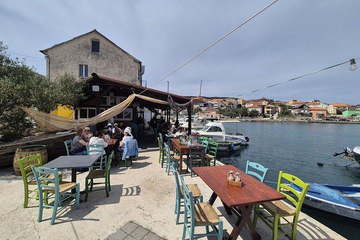 ザダル：3島脱出ボートツアー（飲み物、SUP、シュノーケリング付き）