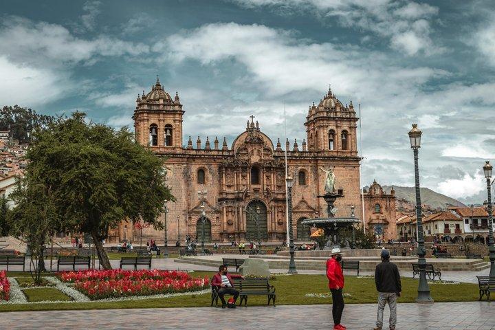 Tour privado nocturno por Cusco con degustación de pisco y clases prácticas