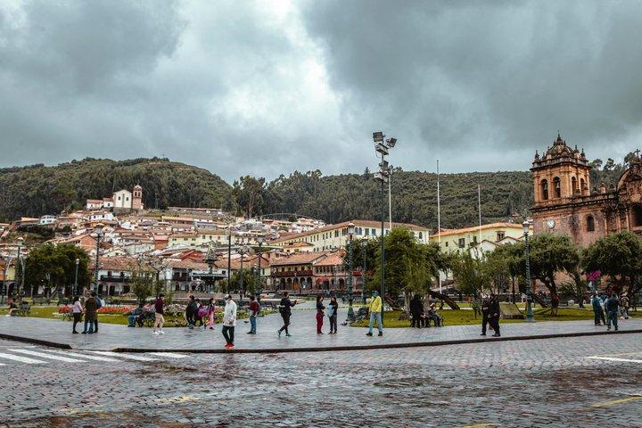 Tour privado nocturno por Cusco con degustación de pisco y clases prácticas