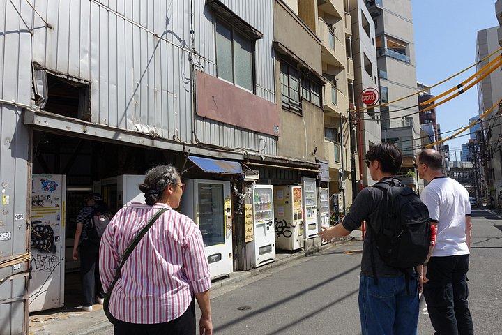 Tokyo: Vending Machine Adventure Walking Tour