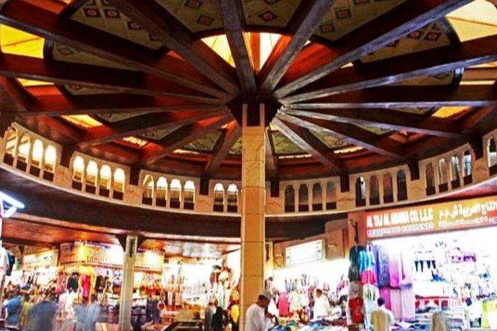 マスカットの文化財を巡るプライベート終日歴史ツアー
