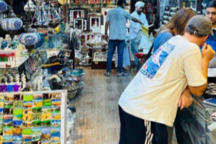 マスカットの文化財を巡るプライベート終日歴史ツアー