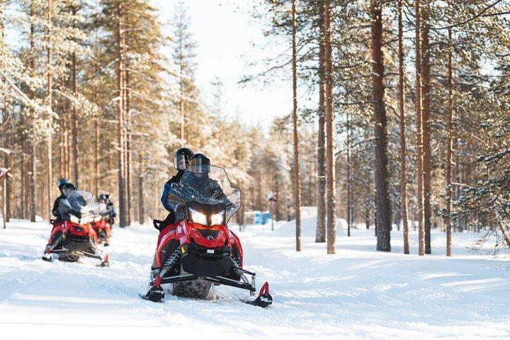 Safari de 4 horas en moto de nieve con pesca en hielo en Levi