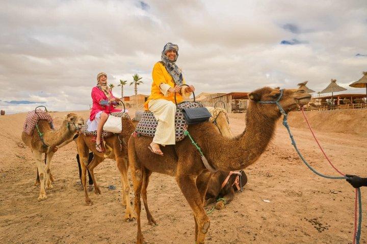 Agafay Desert Sunset Experience : Kamelritt, Abendessen und Live-Show