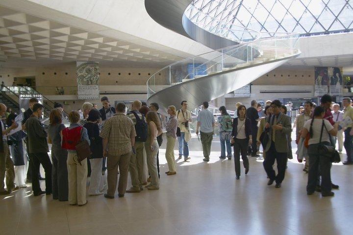 París : Visita guiada al exterior del Louvre con entrada programada