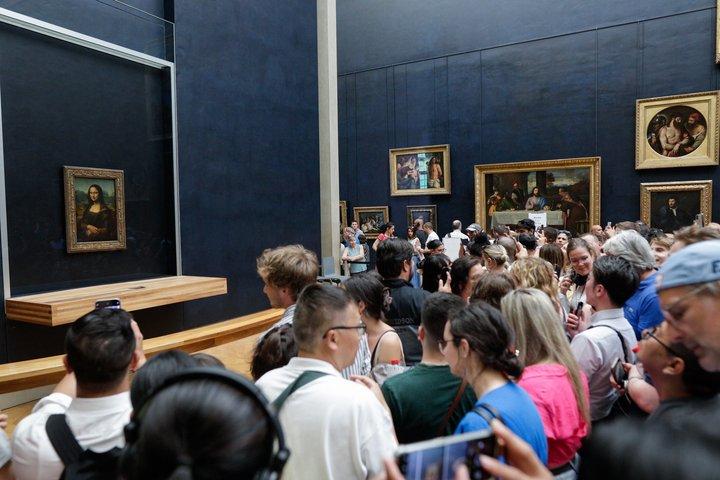 París : Visita guiada al exterior del Louvre con entrada programada