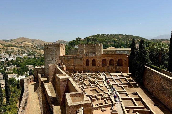 Tour privato VIP dell'Andalusia, con tappe a Siviglia, Granada e Cordova, da Madrid.