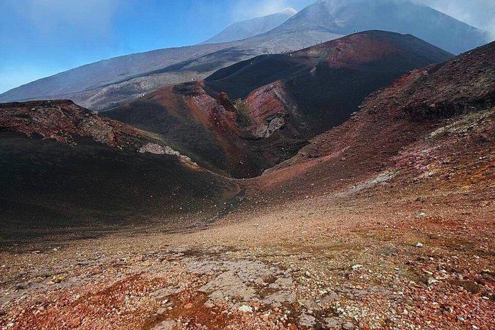 エトナ山トレッキング（標高3000m）：カターニアからの送迎とドローン撮影